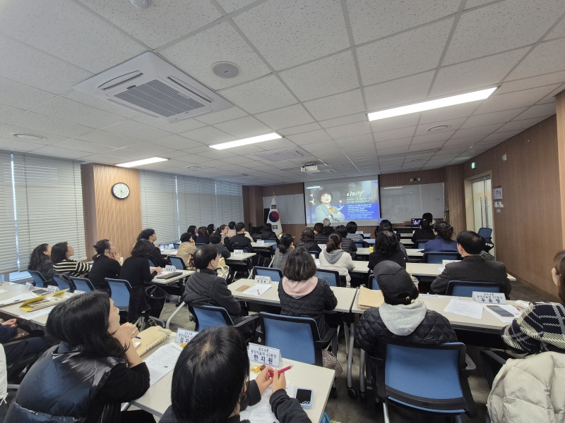 연수구 송도4동 행정복지센터는 지난 25일 명예사회복지공무원인 통장자율회원 40여 명을 대상으로 복지 사각지대 발굴 사례교육을 실시했다